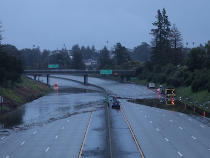 إغلاق جزء من الطريق السريع 580 بسبب الفيضانات في أوكلاند بولاية كاليفورنيا الأميركية. 10 مارس 2023 - Reuters