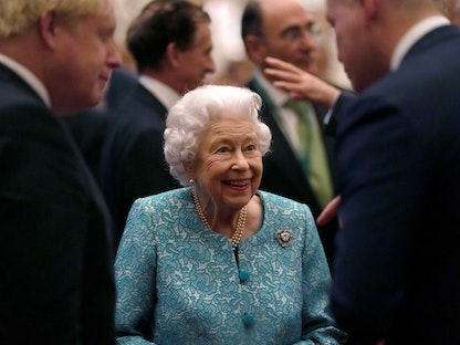 ملكة بريطانيا إليزابيث، ورئيس الوزراء بوريس جونسون خلال حفل قمة الاستثمار العالمية في وندسور كاسل، بريطانيا، 19 أكتوبر 2021 - REUTERS