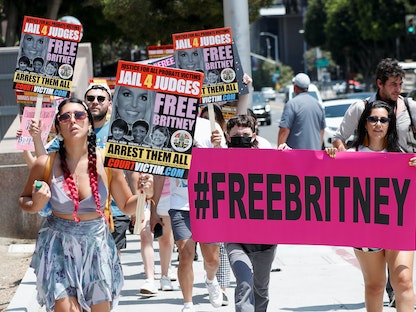 احتجاجات داعمة لنجمة البوب الأميركية بريتني سبيرز، على هامش جلسة استماع في قضية الوصاية، بمحكمة ستانلي موسك في لوس أنجلوس، 14 يوليو 2021 - REUTERS