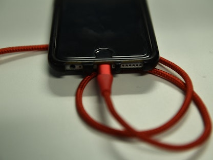 توصيل iPhone 6S بشاحن بطارية في واشنطن العاصمة. 18 مارس 2019 - AFP