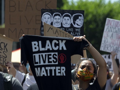 محتجون ينتمون لحركة "حياة السود مهمة" خلال مظاهرة منددة بمقتل الأميركي من أصل أفريقي جورج فلويد في مينيابوليس، الولايات المتحدة - AFP