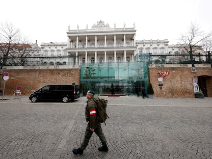 جندي نمساوي يمرّ قرب قصر كوبورغ الذي يستضيف محادثات إحياء الاتفاق النووي الإيراني في فيينا - 8 فبراير 2022 - REUTERS
