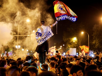 احتفالات مشجعي ريال مدريد بالقرب من نافورة سيبيليس - REUTERS