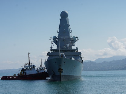 السفينة الحربية البريطانية HMS Defender تصل إلى ميناء باتومي على البحر الأسود، جورجيا، 26 يونيو 2021 - via REUTERS