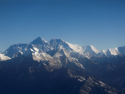 جبل إيفرست أعلى قمة في العالم وقمم أخرى في سلسلة جبال الهمالايا - REUTERS