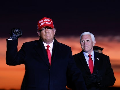 الرئيس الأميركي دونالد ترمب ونائبه مايك بنس خلال تجمّع انتخابي في ولاية ميشيغان - 2 نوفمبر 2020   - REUTERS
