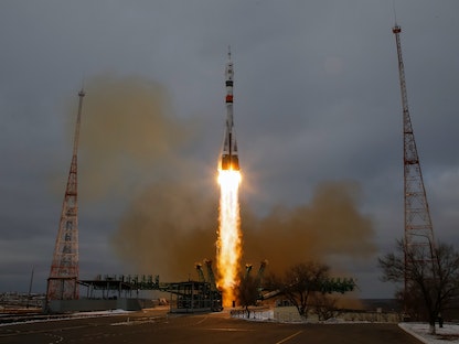 المركبة الفضائية التي تحمل الملياردير الياباني يوساكا مايزاوا تنطلق من بايكونور كوزمودروم بكازاخستان - 8 ديسمبر 2021 - REUTERS