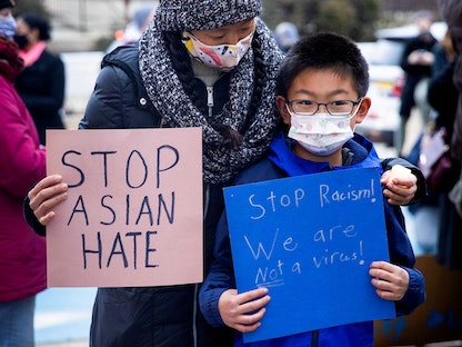 جانب من وقفة احتجاجية لعدد من الأميركيين ذوي الأصول الآسيوية في بنسلفانيا بعد تزايد الهجمات ضدهم بالولايات المتحدة. 17 مارس 2021 - REUTERS