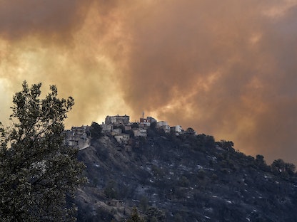 دخان يتصاعد من حريق غابات في التلال الحرجية بمنطقة القبائل، شرق العاصمة الجزائر. 10 أغسطس 2021 - AFP