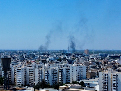 دخان يتصاعد أثناء اشتباكات سابقة في العاصمة الليبية طرابلس- 27 أغسطس 2022 - REUTERS