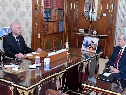 الرئيس التونسي قيس سعيد يلتقي وزير خارجيته عثمان الجرندي في قصر قرطاج - 29 يوليو 2022 - facebook.com/Presidence.tn
