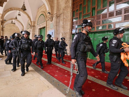 عناصر من الشرطة الإسرائيلية خلال اقتحام المسجد الأقصى- 5 مايو 2022 - AFP