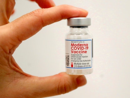 أنبوبة لقاح مودرنا بموقع للتطعيم في منطقة مانهاتن بمدينة نيويورك الأميركية يوم 29 يناير 2021 - REUTERS