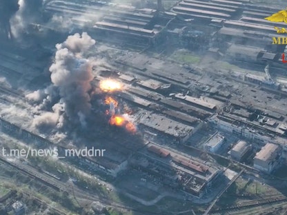 منظر جوي لحريق في محيط مصنع "آزوف ستال" في ماريوبل، إثر قصفه. 5 مايو 2022 - REUTERS
