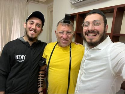 صورة متداولة لرجل الأعمال الإسرائيلي الكندي زيف كيبر (في الوسط) - Twitter