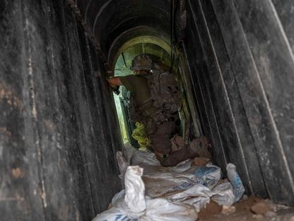 جندي إسرائيلي داخل نفق تحت الأرض في قطاع غزة بفلسطين. 31 مايو 2024 - AFP