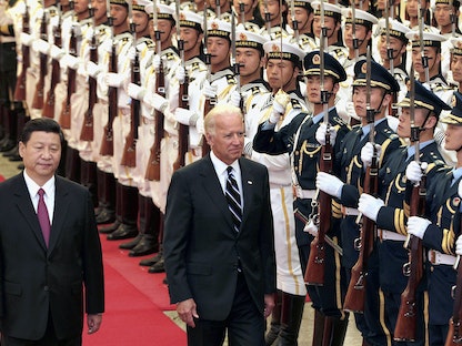 نائب الرئيس الأميركي جو بايدن والرئيس الصيني شي جين بينغ يستعرضان حرس الشرف في بكين - 18 أغسطس 2011 - REUTERS