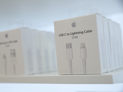 جهاز لتحويل الشاحن من USB-C إلى Lightning Cable الخاص بمنتجات أبل - REUTERS