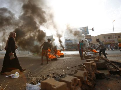 جانب من احتجاجات على فض الاعتصام خارج مقر قيادة الجيش في الخرطوم - 3 يونيو 2019. - AFP