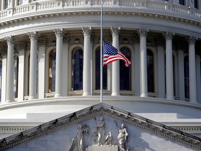 تنكيس العلم الأميركي بعد مصرع ضابط شرطة خلال "اقتحام الكونغرس" في واشنطن - 19 يناير 2021  - REUTERS