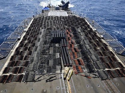 شحنة الأسلحة المضبوطة التي ضبطها الأسطول الخامس التابع للبحرية الأميركية - Twitter/@US5thFleet