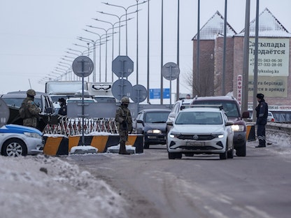 جانب من الإجراءات الأمنية في عاصمة كازاخستان نور سلطان - 7 يناير 2022 - REUTERS