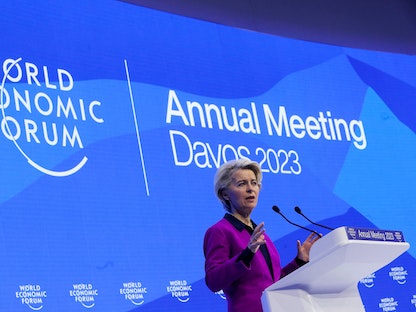 رئيسة المفوضية الأوروبية أورسولا فون دير لاين في كلمة لها بمنتدى دافوس. 17 يناير 2023 - REUTERS