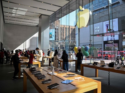 متجر Apple في منطقة هانجبو في شنغهاي، الصين. 21 ديسمبر 2022 - AFP
