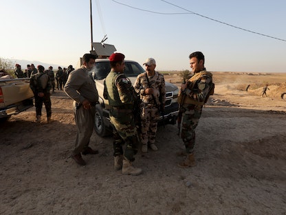 القوات العراقية ومقاتلون من البيشمركة الكردية يشاركون في انتشار أمني بقرية اللهيبان في كركوك - 6 ديسمبر 2021 - REUTERS