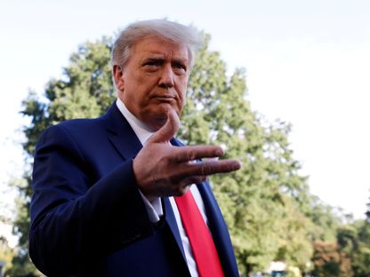 الرئيس الأميركي دونالد ترمب يتحدث إلى وسائل الإعلام في الحديقة الجنوبية للبيت الأبيض 19 سبتمبر 2020 - REUTERS