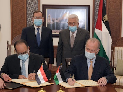 جانب من التوقيع على اتفاق تطوير حقل "مارين" في قطاع غزة، بالقصر الرئاسي في مدينة رام الله، فلسطين - وكالة الأنباء الفلسطينية
