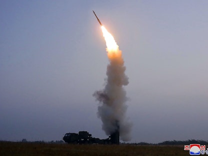 صورة نشرتها وكالة الأنباء المركزية الكورية الشمالية لتجربة إطلاق صاروخ مضاد للطائرات - 30 سبتمبر 2021 - AFP