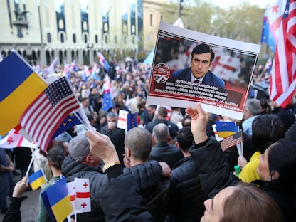صورة للرئيس الجورجي السابق ميخائيل ساكاشفيلي خلال مسيرة نظمتها أحزاب معارضة في تبليسي لدعم عضوية البلاد في الاتحاد الأوروبي. 9 أبريل 2023 - REUTERS