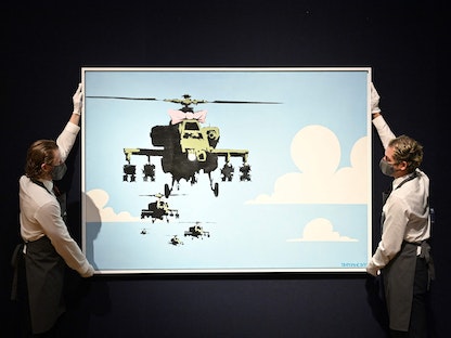 لوحة بعنوان "Happy Choppers" للفنان البريطاني بانكسي في دار كريستيز للمزادات بلندن - 23 فبراير 2022 - AFP
