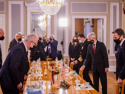 وزير الخارجية الأميركي، أنتوني بلينكن ورئيس لاتفيا إيجيلس ليفيتس لدى وصول بلينكن للعاصمة ريجا لحضور اجتماع وزراء خارجية حلف الناتو – 30 نوفمبر 2021 - AFP