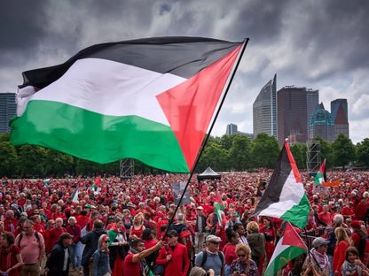 متظاهرون يرفعون أعلام فلسطين خلال أكبر مظاهرة في هولندا خلال 20 عاماً بمدينة لاهاي احتجاجاً للحرب الإسرائيلية على قطاع غزة. 18 مايو 2025 - RTL News