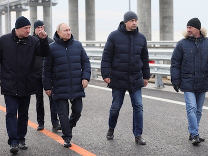 الرئيس الروسي فلاديمير بوتين أثناء زيارة الجسر الذي يربط بين البر الرئيسي الروسي وشبه جزيرة القرم - 5 ديسمبر 2022 - REUTERS