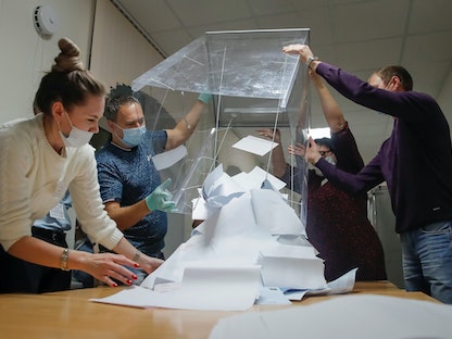 أعضاء لجنة انتخابية يستعدون لفرز الأصوات في مركز اقتراع بعد الانتخابات البلدية في تومسك بروسيا - 13 سبتمبر 2020 - REUTERS