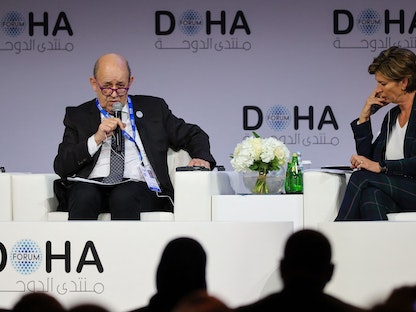 وزير الخارجية الفرنسي جان إيف لودريان يشارك في ندوة بمنتدى الدوحة في قطر - 27 مارس 2022 - AFP