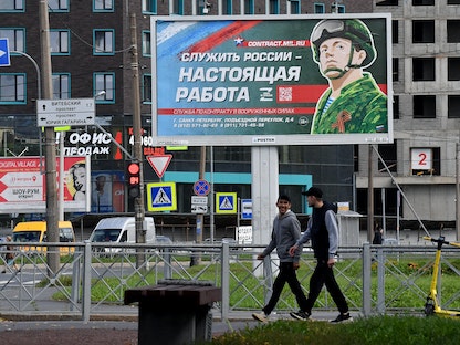 لوحة إعلانية تروّج للتجنيد في الجيش الروسي مع شعار "خدمة روسيا هي وظيفة حقيقية"، سانت بطرسبرج، روسيا، 20 سبتمبر 2022. - AFP