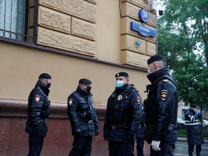 ضباط من الشرطة الروسية أثناء أدائهم لمهمة في العاصمة موسكو. 29 مايو 2020 - REUTERS