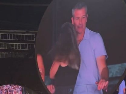 صورة من مقطع فيديو قصير التُقط خلال حفل فرقة Coldplay للرئيس التنفيذي لشركة Astronomer للتكنولوجيا أندي بايرون و رئيسة قسم الموارد البشرية بالشركة - X