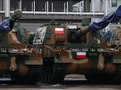 مدافع هاوتزر ذاتية الدفع K9 الكورية الجنوبية تصل بولندا في ميناء جدينيا. 6 ديسمبر 2022 - REUTERS
