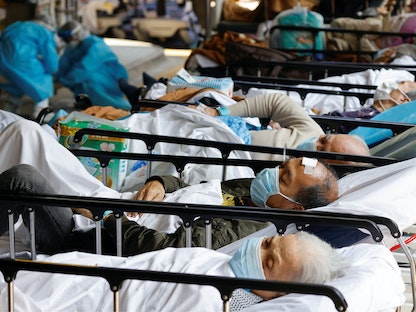 مرضى مصابون بفيروس كورونا يرقدون في إحدى مستشفيات هونج كونج - الصين - 2 مارس 2022 - REUTERS