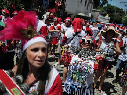 مواطنون يقدمون عروضهم في الحفل السنوي المعروف باسم "كارميليتاس" خلال احتفالات الكرنفال في ريو دي جانيرو عاصمة البرازيل. 17 فبراير 2023 - REUTERS