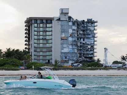 صورة للمبنى السكني المنهار جزئياً في سيرفسايد بولاية فلوريدا مع توقف عمليات الإنقاذ- 4 يوليو 2021 - REUTERS