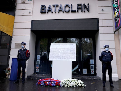 المدخل الرئيسي لمسرح الحفلات الموسيقية "باتكلان" في باريس في الذكرى السادسة لهجمات نوفمبر 2015 بباريس  - REUTERS