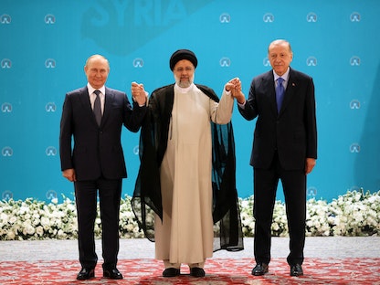 الرئيس الروسي فلاديمير بوتين والرئيس الإيراني إبراهيم رئيسي والرئيس التركي رجب طيب أردوغان قبل اجتماع في طهران بشأن الأزمة السورية. 19 يوليو 2022 - REUTERS
