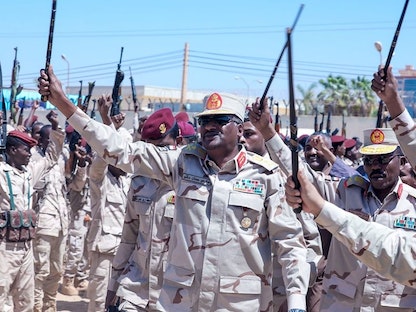 قائد ثاني قوات الدعم السريع في السودان الفريق عبدالرحيم حمدان دقلو مع عناصر من قواته في الخرطوم- 26 فبراير 2023  - facebook/www.rsf.gov.sd