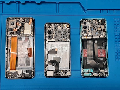 اختبار هواتف شاومي Mi 10T وهواوي P40 5G وون بلس 8T في أحد معامل وزارة الدفاع الليتوانية - REUTERS